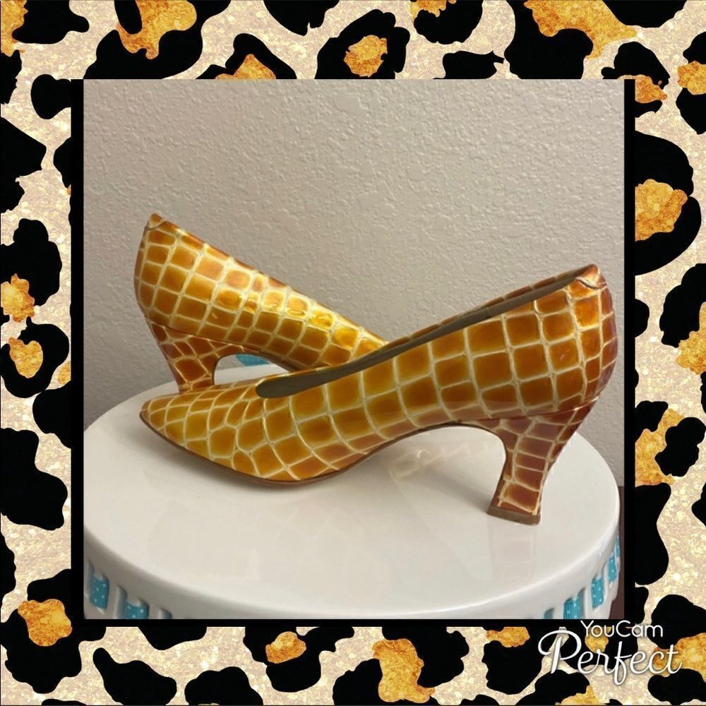 🦒🦒Unique Bandolino  Made in Spain Copper and White design!!